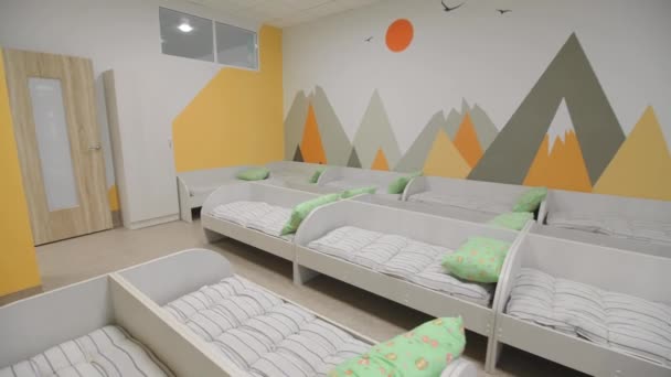 Kleine Betten Mit Matratzen Und Kissen Kinderzimmer Des Kindergartens Coaches — Stockvideo