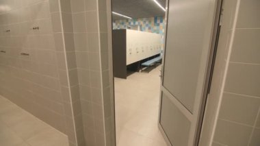 Çağdaş spor merkezinde dolapları, bankları ve duşları olan soyunma odası. Spor salonundaki sporcular için boş soyunma odası.