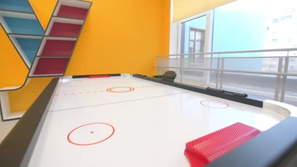 Air Hockey Tisch Mit Markierungen Der Leeren Halle Des Vergnügungszentrums — Stockvideo