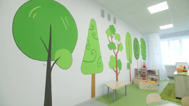 Söta Tecknade Gröna Träd Ritade Vit Vägg Förskolan Lekrum Barnslig — Stockvideo
