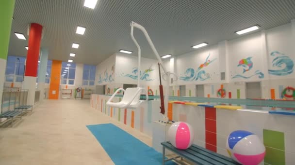 在康复中心游泳池边安装了残疾儿童升降椅 医疗中心设备 — 图库视频影像