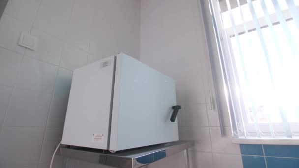 Μικρό Ψυγείο Μεταλλικό Ράφι Στο Ιατρικό Γραφείο Closeup Σύγχρονος Εξοπλισμός — Αρχείο Βίντεο