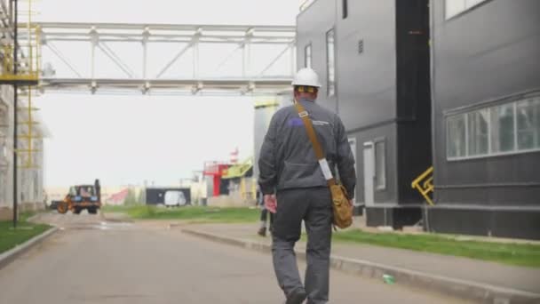 Almaty Kazakhstan Outubro 2022 Trabalhador Qualificado Caminha Até Colega Planta — Vídeo de Stock