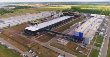 ALMATY, KAZAKHSTAN - 26 Ekim 2022: Banliyö havacılık manzarasında köprüye bağlı uzun bir kimyasal üretim tesisi. Sanayi mimarisi ve yapısı 26 Ekim 'de Almaty' de