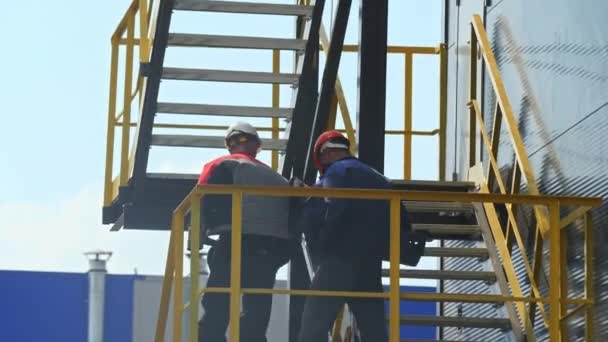 Almaty Kazakhstan Octobre 2022 Les Techniciens Descendent Les Escaliers Métalliques — Video