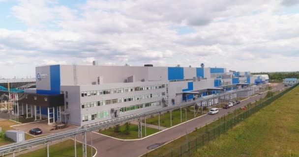Almaty Kazakhstan 2022年10月26日 曇った空の下で大規模なワークショップやパイプラインを持つ化学製造工場 アルマトイの10月26日の産業建築 — ストック動画