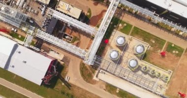 Güneşli bir günde modern kimyasal madde üretim tesisi donanımı. Endüstriyel karmaşık teknoloji