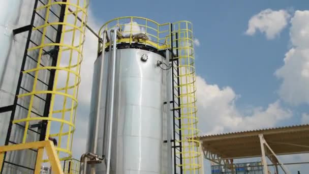 Große Zylindrische Tanks Mit Einsatzleitern Einer Chemischen Produktionsanlage Unter Wolkenverhangenem — Stockvideo