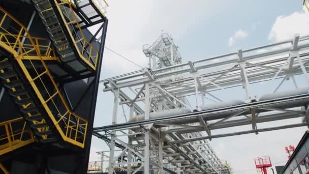 Stahlrohre Für Den Transport Von Gasprodukten Auf Metallträgern Chemiewerk Sonnigen — Stockvideo