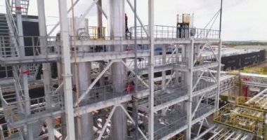 Kimyasal fabrika hava manzaralı yüksek üretim kulesindeki işçi kontrol ekipmanları. Karbon fiber üretim teknolojisi
