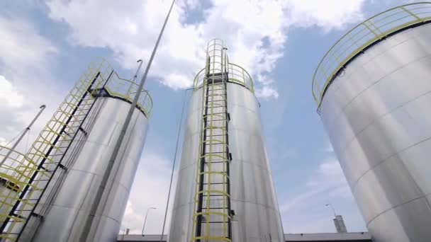炭素繊維製造工場低角度ショットで高金属タンク上のサービスはしご 化学物質の処理 — ストック動画