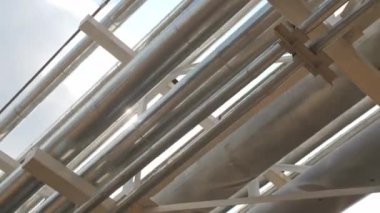 Güneşli bir günde kimyasal madde tesisinde metal destekli parlak boru hatları. Gaz ürünleri taşımacılığı