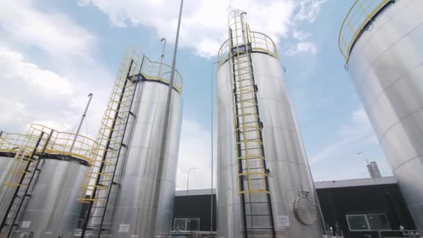 碳纤维制造厂的一组钢制储气罐 配有服务梯级 与浮云相映成趣 化工厂 — 图库视频影像