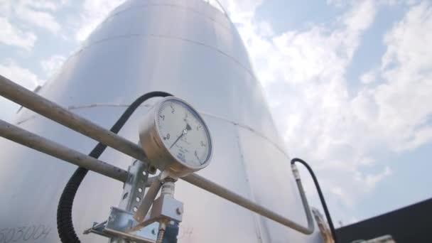 Tlakoměr Potrubí Poblíž Obrovské Kovové Nádrže Výrobním Závodě Uhlíkových Vláken — Stock video