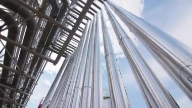 Gaz ürünleri taşımacılığı için çelik gibi parlak boru hatları. Rafineri teknolojisi ve ekipmanı