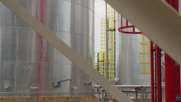 Karbon Fiber Malzeme Fabrikasında Servis Merdivenleri Olan Büyük Bir Çelik — Stok video