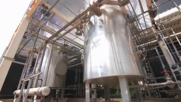 Tankar Anslutna Med Metallrörledningssystem Vid Kolfiber Material Fabrik Närbild Destillationsutrustning — Stockvideo