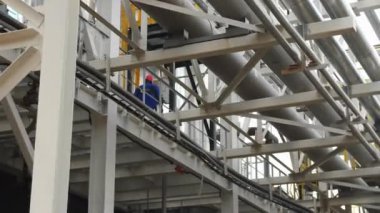 Çalışan, petrol rafinerisi ve petrol rafinerisi yakınlarındaki servis alanlarında yürüyor. Sanayi tesisleri