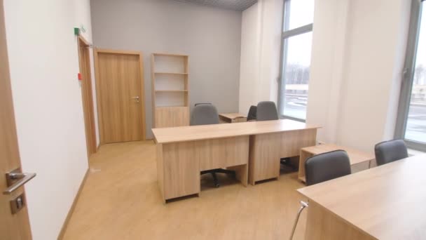 轻便空荡荡的办公室里员工工作场所的新家具 有椅子的木制书桌 靠近合作场所的大窗户 — 图库视频影像