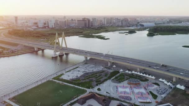 Сучасний Транспортний Міст Спортивні Майданчики Широкому Березі Річки Заході Сонця — стокове відео