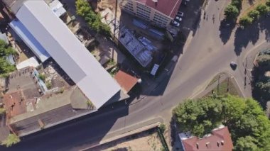 Şehir caddesinde yıkık dökük binaları olan eski fabrika alanı. Endüstriyel kentsel bölge bozulması ve yeniden yapılanma