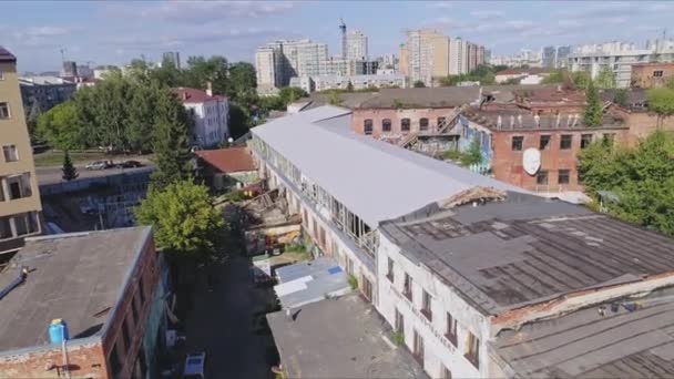 Verlaten Gebouw Van Oude Fabriek Stedelijk District Zonnige Dag Luchtfoto — Stockvideo