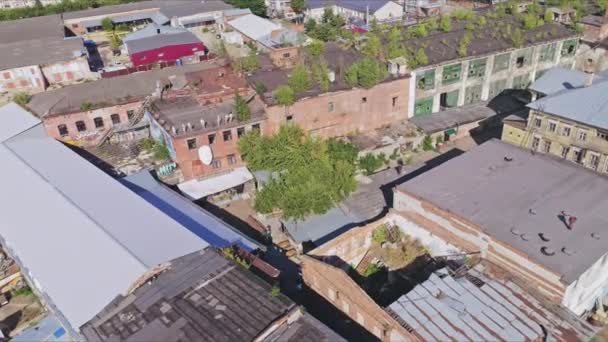城市鸟瞰着废弃的野生植物工厂区域 市区屋顶上有树木的被毁建筑物 — 图库视频影像