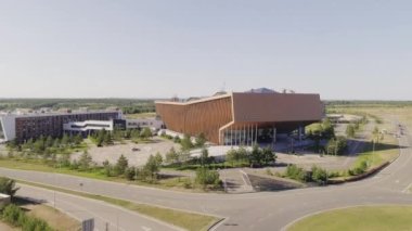 Üniversite binaları, yazlık şehir hava manzaralı otopark alanı. Şehir altyapı geliştirme planı