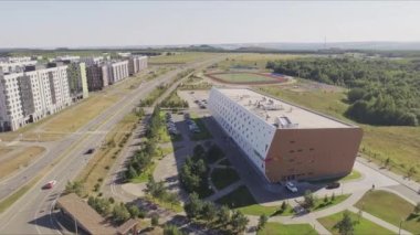 Park alanı ve spor sahası olan çağdaş binalar yaz şehri kuş bakışı manzaralı. Şehir altyapısı nesneleri