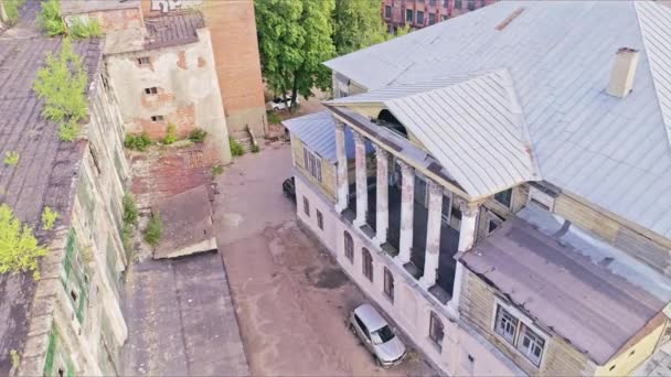 Παλιό Κατεστραμμένο Κτίριο Κίονες Κοντά Εγκαταλελειμμένο Εργοστάσιο Κεραία Άποψη Ιστορική — Αρχείο Βίντεο