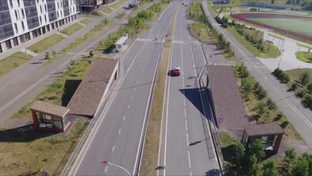 자동차는 하늘을 지역에 보도가 도로를 달리고 — 비디오