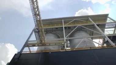 Servis zeminli büyük tanklar ve kimyasal üretim tesislerinde alçak açılı çekim yapan borular. Ürünler için rezervler