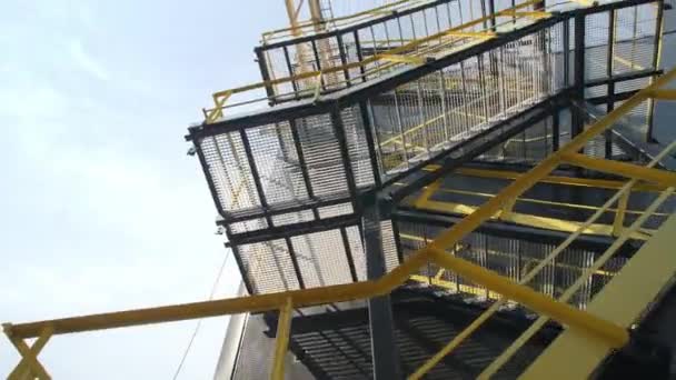 Escaleras Metal Con Barandillas Amarillas Pared Negra Gran Planta Producción — Vídeo de stock