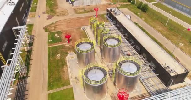 Ronde Distilleertanks Pijpleidingen Bij Productie Van Chemische Materialen Vanuit Lucht — Stockvideo