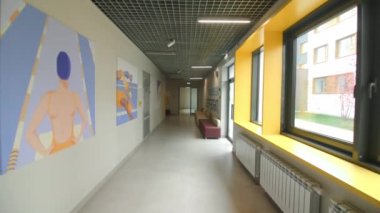 Spor yüzme okulunun boş koridorundaki sporcular için renkli pankartlar ve motive edici sloganlar. İç tasarım