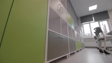 Minimalist raf ünitesi. Sınıfta kapalı kapılar var. Eğitim kurumları için rahat mobilyalar