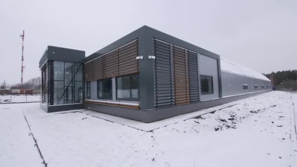 降雪期间 城郊设有百叶窗和监控摄像头的建筑物 当代城市建筑理念 — 图库视频影像