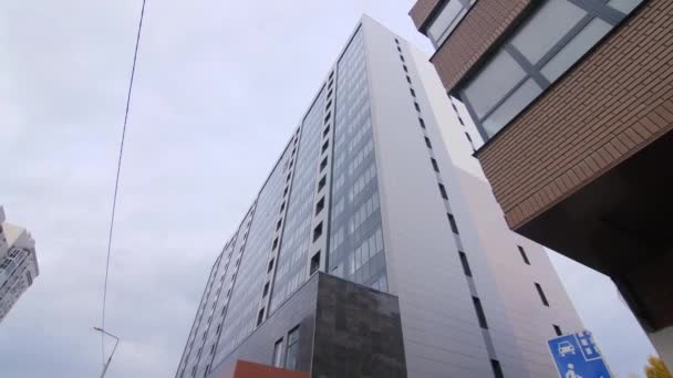 Magas Többszintes Apartman Épület Nagy Ablakokkal Erkéllyel Városban Alacsony Szögű — Stock videók