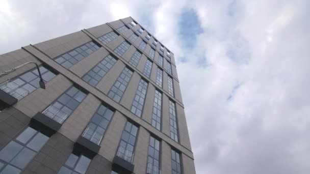 Hoge Kantoorgebouw Met Glas Betegelde Gevel Stad Onder Bewolkte Hemel — Stockvideo