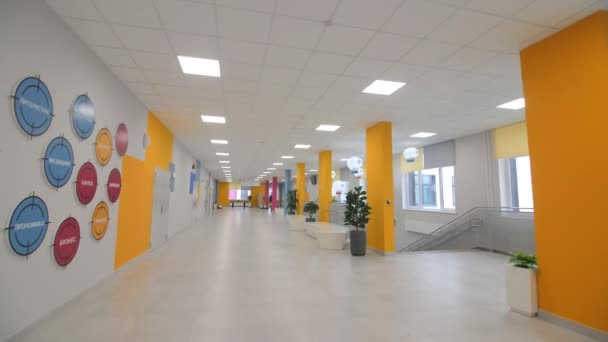 Colonnes Orange Lampes Forme Dirigeable Dans Hall Vide Bâtiment École — Video