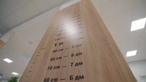 Drewniany Panel Pomiaru Wysokości Podziałką Kolumnie Przy Zamknięciu Szkoły Sprzęt — Wideo stockowe