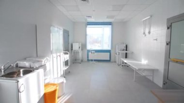 Temiz hastane ofisinde modern tıbbi ekipman ve kanepe. Hastaların bakımı için çağdaş sağlık hizmeti
