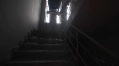İnşaat alanının kamerasının döndüğü yerin penceresinin yanındaki folyo ve iskelelerle kaplı merdiven. Restorasyon süreci