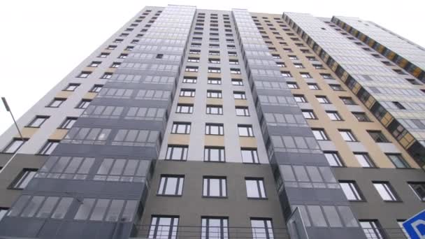 Stylová Fasáda Výškového Činžovního Domu Okny Balkony Městském Nízkoúhlém Záběru — Stock video