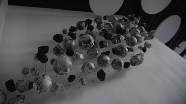 Ornamento Abstrato Com Pedras Alfinetes Metal Parede Branca Centro Público — Vídeo de Stock