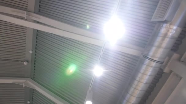 Светящиеся Свинцовые Лампы Вентиляционная Труба Полукруглом Потолке Промышленного Ангара Видом — стоковое видео