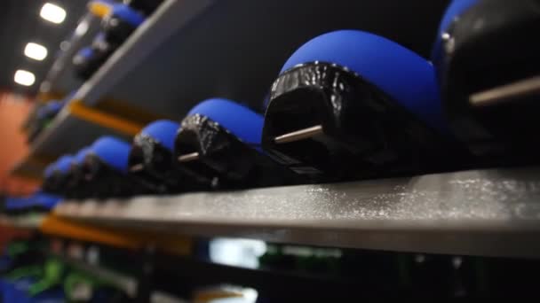 Μπλε Αθλητικές Μπότες Μεταλλικό Ράφι Αθλητικό Καμαρίνι Κλαμπ Ακραία Closeup — Αρχείο Βίντεο