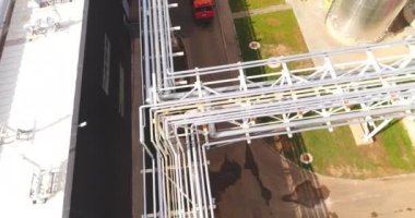 Yaz günü kuş bakışı görüşte kimya fabrikasının üzerindeki karmaşık boru hattı sistemi. Sanayi teknolojisi gelişimi