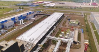 Üretim kulesine bağlı devasa metal tanklar. Güçlü kimya fabrikası kuş bakışı görüşlü boru hatları var. Üretim kompleksi