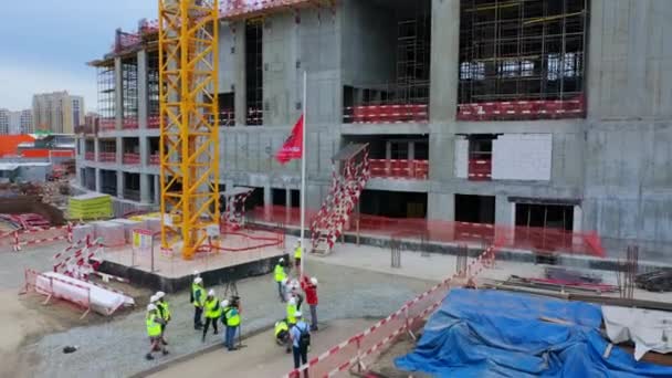 阿尔梅 哈萨克斯坦斯坦 2022年8月10日 工程师和经理在建筑工地空中视图未完工的体育场附近升起旗帜 8月10日阿拉木图市中心 — 图库视频影像